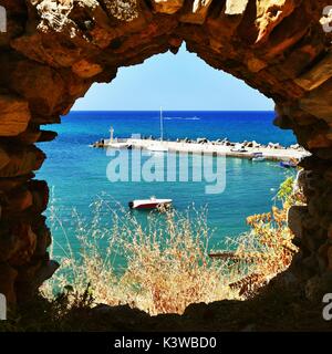 Beau village grec traditionnel de Panormos, sur l'île de Crète. Arrière-plan d'été pour les voyages et vacances. Banque D'Images
