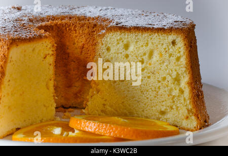 Gâteau au mousseline orange fait maison sur fond blanc Banque D'Images