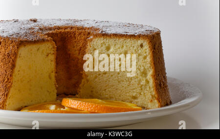 Gâteau au mousseline orange fait maison sur fond blanc Banque D'Images