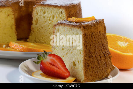 Gâteau au mousseline orange fait maison sur fond blanc Banque D'Images