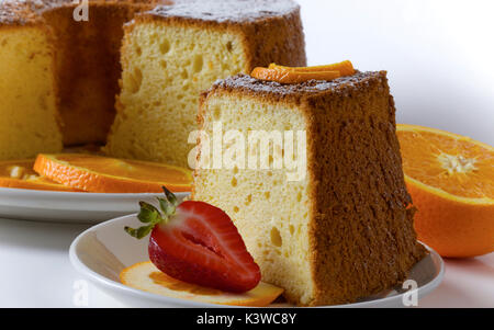 Gâteau au mousseline orange fait maison sur fond blanc Banque D'Images