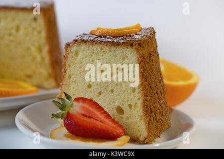 Gâteau au mousseline orange fait maison sur fond blanc Banque D'Images