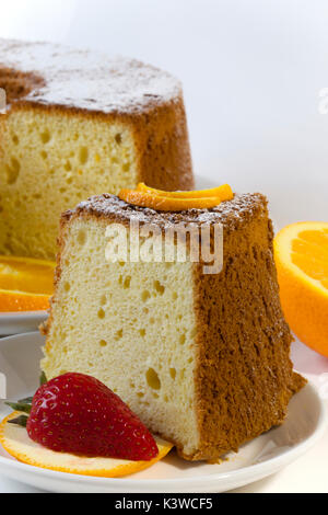 Gâteau au mousseline orange fait maison sur fond blanc Banque D'Images