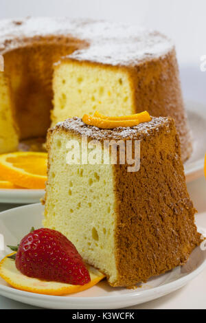 Gâteau au mousseline orange fait maison sur fond blanc Banque D'Images