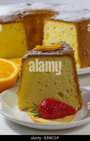 Gâteau au mousseline orange fait maison sur fond blanc Banque D'Images