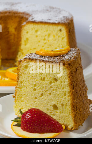 Gâteau au mousseline orange fait maison sur fond blanc Banque D'Images