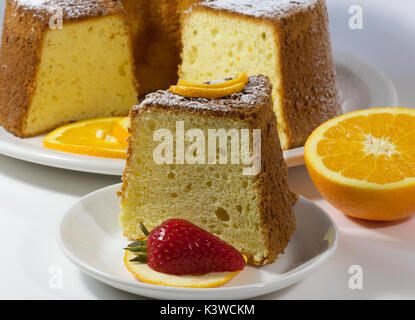 Gâteau au mousseline orange fait maison sur fond blanc Banque D'Images