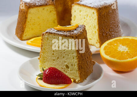 Gâteau au mousseline orange fait maison sur fond blanc Banque D'Images