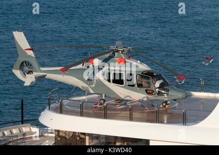 Hélicoptère sur le pont du navire. Eurocopter EC155-B1 (Airbus Helicopters H155) à bord du superyacht Radiant. Avion privé et aviation générale. Banque D'Images