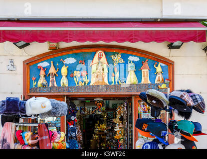 Entrée colorée à une boutique de souvenirs vendant des souvenirs en Vaci Ucta, la principale rue commerçante à Pest, Budapest, capitale de la Hongrie Banque D'Images