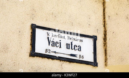 Nom de rue signe sur un mur, Vaci Utca, une célèbre rue commerçante à Pest, Budapest, capitale de la Hongrie, de l'Europe centrale Banque D'Images