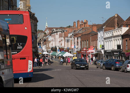 Winchester Hampshire UK. Centre ville le jour du marché. Le Broadway à la recherche vers le bas de la rue High Street. Août 2017 Banque D'Images