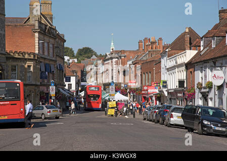 Winchester Hampshire UK. Centre ville le jour du marché. Le Broadway à la recherche vers le bas de la rue High Street. Août 2017 Banque D'Images