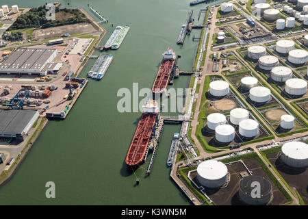 Vue aérienne des pétroliers amarrés à un terminal de stockage d'hydrocarbures. Banque D'Images