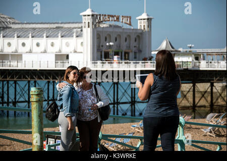 Brighton Pier anciennement Palace Pier est une attraction touristique majeure sur le front de mer. Prendre une photo avec la jetée de l'arrière-plan Banque D'Images