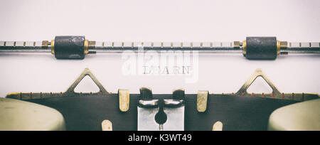 Close-up of word apprendre sur une feuille machine à écrire Banque D'Images