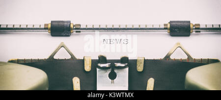 Close-up of word NEWS sur une feuille machine à écrire Banque D'Images