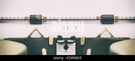 Close-up of word HI sur une machine à écrire sheet Banque D'Images