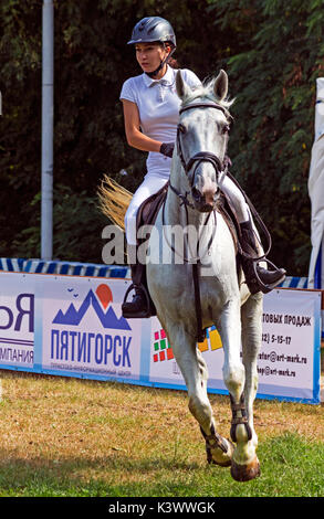 Piatigorsk, RUSSIE - septembre 02,2017:compétitions en sport équestre pour la coupe de la ville de Pyatigorsk head.un jeune cavalier au cheval gris se prépare Banque D'Images