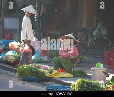 Saigon, Vietnam - Juin 2017 : femme vendant des légumes sur la rue du marché, Saigon, Vietnam. Banque D'Images