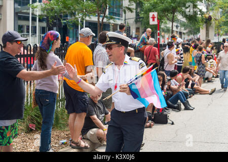 Montréal, Canada - 20 août 2017 : un membre de la Garde côtière canadienne prend part à la parade de la Fierté gaie de Montréal Banque D'Images