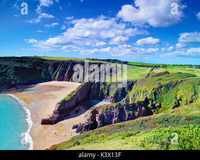 Une vue ensoleillée de Skrinkle Haven dans le Parc National de Pembrokeshire, Pays de Galles, Royaume-Uni Banque D'Images