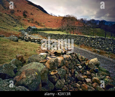 Vue d'un mur en pierre sèche et une grange dans un coin éloigné de Cumbria dans le Lake District. Banque D'Images