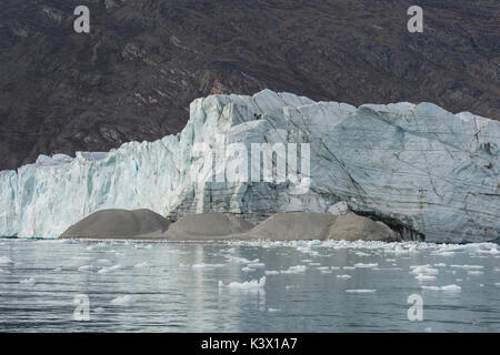 Le Groenland, l'Est du Groenland, Scoresbysund aka Scoresby Sund. Glacier Eilson, glaciaire morain (débris) en face de la face du glacier. 71Â° 0358 N° 27Â 425 Banque D'Images