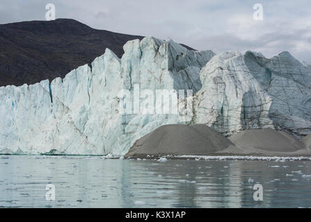 Le Groenland, l'Est du Groenland, Scoresbysund aka Scoresby Sund. Glacier Eilson, glaciaire morain (débris) en face de la face du glacier. 71Â° 0358 N° 27Â 425 Banque D'Images