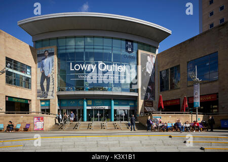 La zone des quais de régénération MediaCityUk à Salford Quays, Manchester Gtr Lowery Outlet Mall, centre commercial d'escompte Banque D'Images