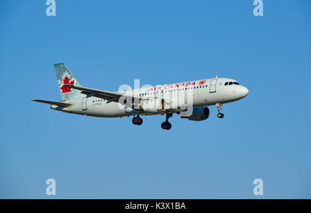 Montréal, Canada - le 28 août 2017 : Air Canada C-FPWD plan d'atterrissage d'Airbus A320. Air Canada est le transporteur aérien national et plus grande compagnie aérienne du Canada. L'ia Banque D'Images