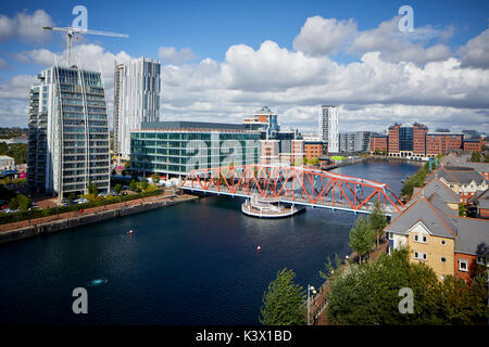 La zone des quais de régénération MediaCityUk à Salford Quays, Manchester Gtr appartements de luxe modernes NV Bâtiments et la passerelle pour piétons de Detroit. Banque D'Images