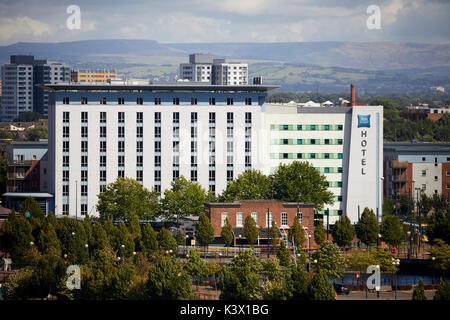 La zone des quais de régénération MediaCityUk à Salford Quays Manchester Gtr, l'Ibis Budget Hôtel bâtiment extérieur Banque D'Images