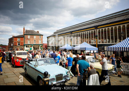 Vue du centre-ville de Stockport Cheshire dans gtr Manchester St bâtiments historiques autour de la zone de marché et animé vintage retro car show Banque D'Images