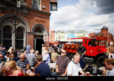 Vue du centre-ville de Stockport Cheshire dans gtr Manchester Historique Brasserie St Robinsons boulangers Vault sur le front du marché avec vintage car show Banque D'Images