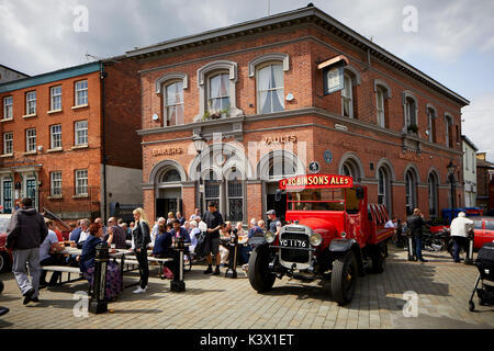 Vue du centre-ville de Stockport Cheshire dans gtr Manchester Historique Brasserie St Robinsons boulangers Vault sur le front du marché avec vintage car show Banque D'Images