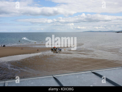 Vue en hauteur de la plage à marée basse au port eirias dans le nord du pays de galles au royaume-uni Banque D'Images