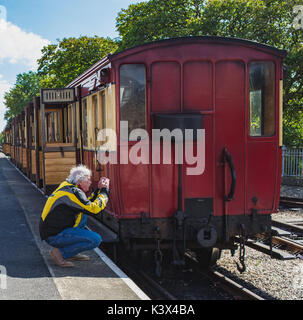 L'homme à faire des photos de train à vapeur de la gare de Port Erin Banque D'Images