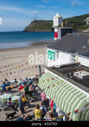 Cosy nook occupé café à la plage après Erin, lighthouse view Banque D'Images