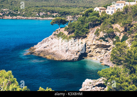 Les eaux bleues de la Méditerranée près de Canyamel sur l'île des Baléares de Majorque. Banque D'Images