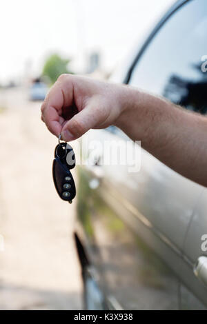 La main de l'homme détient les clés de la voiture. Banque D'Images