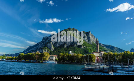 Vue sur Ville Lecco sur un lac de Côme en Italie. Vue magnifique sur la montagne au-dessus de la surface de l'eau. Photo prise pendant les vacances en août avec l'appareil photo Canon 5Ds. Banque D'Images