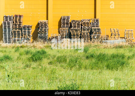 Des piles de palettes en bois dans un entrepôt, original et point de vue panoramique. Banque D'Images