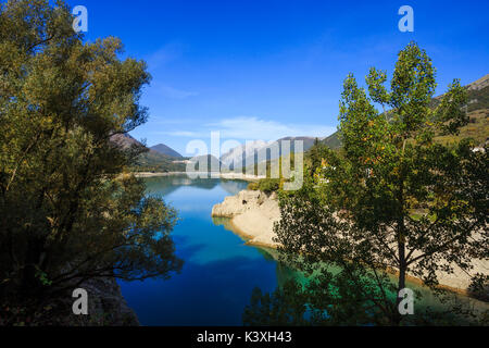 Le lac de Barrea dans le Parc National des Abruzzes en Italie Banque D'Images