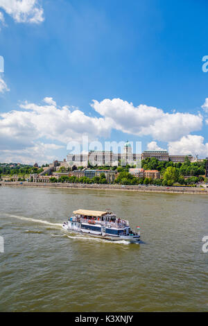 Bateau touristique sur le Danube et le château de Buda Palais Royal de Buda, Budapest, capitale de la Hongrie, de l'Europe centrale Banque D'Images