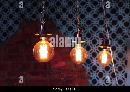 Luxe belle lumière rougeoyante rondes edison rétro trois lampes tungstène decor Banque D'Images