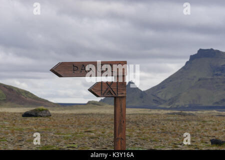 Inscrivez-vous sur le chemin de l'Thakgil terrain de camping dans le sud de l'Islande. Banque D'Images