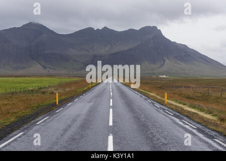 Route droite dans la péninsule de Snæfellsnes, l'Islande Banque D'Images