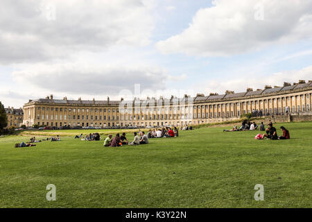 Le Royal Crescent Bath, vu de Royal Victoria Park, ville de Bath, Somerset, Angleterre, Royaume-Uni. Un site classé au patrimoine mondial de l'UNESCO. Banque D'Images