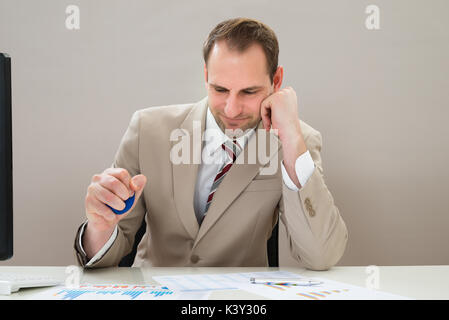 Businessman Squeezing Stress bleu à 24 Banque D'Images